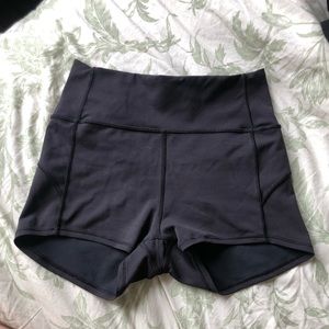Lulu 2.5 booty shorts